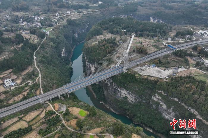 航拍贵州正安芙蓉江大桥宛如“空中竖琴”