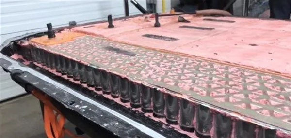 特斯拉4680电池黄了！曾毓群早告诉过马斯克：永远不会成功